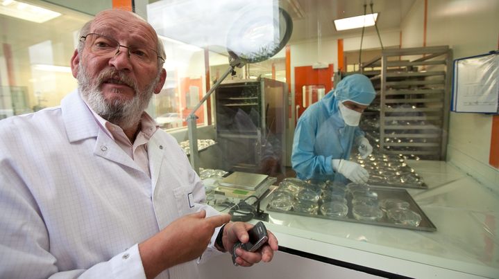 Jean-Claude Mas, pr&eacute;sident-fondateur de l'entreprise d'implants mammaires&nbsp;PIP, lors d'une visite dans des locaux de la soci&eacute;t&eacute; &agrave; La Seyne-sur-Mer (Var) en octobre 2009. (MAXPPP)