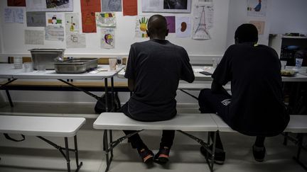 Des migrants prennent un repas dans un centre pour les migrants mineurs isolés, le 3 juillet 2018, à Pantin (Seine-Saint-Denis). (CHRISTOPHE ARCHAMBAULT / AFP)