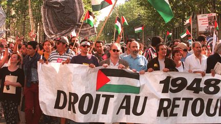 Des manifestants lors de "La Marche pour la Palestine" à Paris le 16 mai 1998. (JACK GUEZ / AFP)