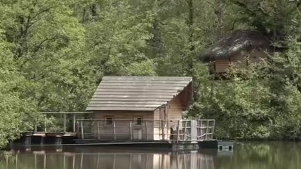 Les campings affichent complet pendant ce long week-end de cinq jours.  Les professionnels du tourisme s'attendaient à une forte participation.  Reportage en Vendée et dans l'Ain.