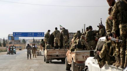 Des combattant syriens soutenu par l'armée turque dans l'offensive conjointe contre les Kurdes à Ayn al-Arus, dans le nord de la Syrie, le 14 octobre 2019.&nbsp; (BAKR ALKASEM / AFP)