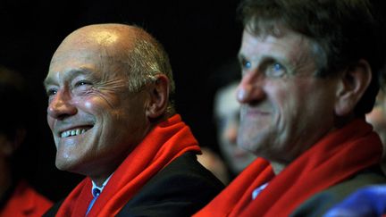 Les socialistes Alain Rousset et Jean-François Macaire, alors présidents des régions Aquitaine et Poitou-Charentes le 25 novembre 2015 lors de la campagne des élections régionales à Poitiers (Vienne). (GUILLAUME SOUVANT / AFP)