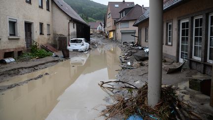 Une rue de la ville de Braunsbach, en Allemagne, inond&eacute;e par les pluies diluviennes qui sont tomb&eacute;es dimanche 29 mai 2016.&nbsp; (FRANZISKA KRAUFMANN / DPA)