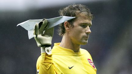 Le gardien du club anglais d'Arsenal, Jens Lehmann, renvoie un avion en papier lancé par un spectateur, lors d'un match à Reading (Royaume-Uni), le 22 octobre 2006. (SANG TAN / AP / SIPA)