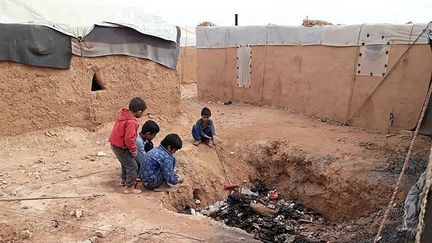 Des enfants syriens jouent dans le camp de déplacés de Rukban, dans le sud de la Syrie, le 17 mai 2024. (SYRIAN EMERGENCY TASK FORCE / AFP)