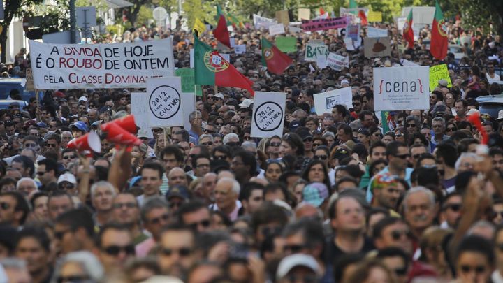 Plus de 100 000 se sont r&eacute;unis dans les rues de Lisbonne samedi 15 septembre pour prostester contre la politique d'aust&eacute;rit&eacute; men&eacute; par le gouvernement portugais.&nbsp; (FRANCISCO SECO / SIPA)