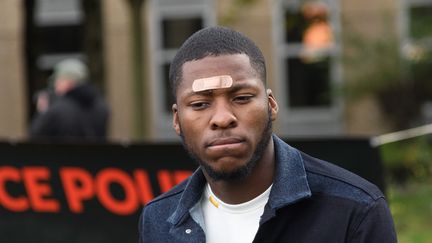 Théo Luhaka lors d'une manifestation contre les violences policières devant le tribunal de Bobigny (Seine-Saint-Denis), le 28 octobre 2017. (JULIEN MATTIA / NURPHOTO / AFP)