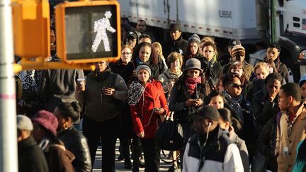 Dans une rue de New York (Etats-Unis), le 1er novembre 2012. (SPENCER PLATT / GETTY IMAGES NORTH AMERICA / AFP)