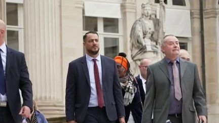 Pendant les questions au gouvernement, mardi 28 mai, le député LFI des Bouches-du-Rhône, Sébastien Delogu, a fini par brandir un drapeau palestinien dans l'hémicycle. Il a été sanctionné. (franceinfo)