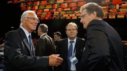 &nbsp; (Franz Beckenbauer (à gauche) en 2011 avec le Français Jérôme Valcke, limogé le 17 septembre de la FIFA © REUTERS/Arnd Wiegmann)