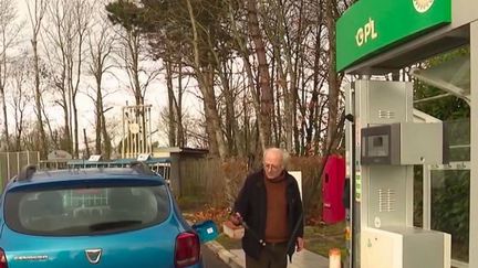 Moins polluant que l’essence, un coût stable et attractif : le GPL (gaz de pétrole liquéfié) séduit de plus en plus de consommateurs. Les ventes du constructeur Dacia illustrent cette tendance. (CAPTURE ECRAN FRANCE 2)