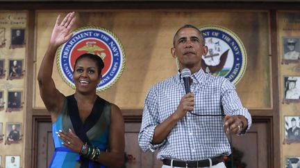 Michelle et Barack Obama&nbsp;présentent leurs vœux au corps des Marines, sur la base hawaïenne de Kaneohe Bay, le 25 décembre 2016. (CAROLYN KASTER / AP /SIPA)