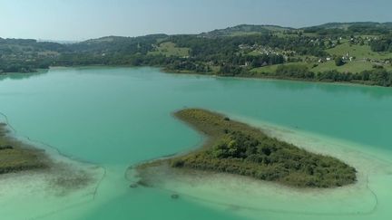 Le lac Aiguebelette, havre de tranquillité pour les derniers vacanciers