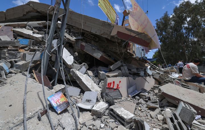 Des débris et des livres éparpillés sur ce qu'il reste de la librairie Al-Mansour, le 22 mai 2021 à Gaza City (EMMANUEL DUNAND / AFP)