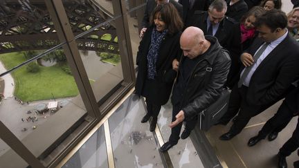 Anne Hidalgo, maire de Paris, lors de l'inaguration du premier étage de la Tour Eiffel et de son plancher de verre
 (LIONEL BONAVENTURE / AFP)