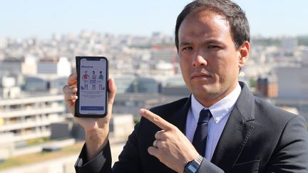 Le secrétaire d'Etat au numérique, Cedric O, présente l'application StopCovid, à Paris, le 29 mai 2020. (LUDOVIC MARIN / AFP)