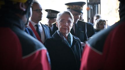 La Première ministre, Elisabeth Borne, en visite dans une caserne de sapeurs-pompiers, le 3 novembre 2023 à Caen (Calvados) après le passage de la tempête Ciaran. (LOU BENOIST / AFP)