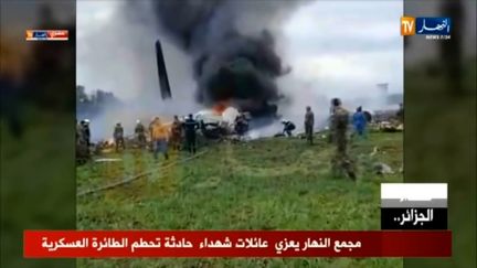 Les images de la télévision algérienne montre le crash d'un avion militaire, le 11 avril 2018 à quelques kilomètres au sud d'Alger (Algérie). (MARINA PASSOS / ENNAHAR TV)