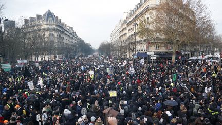 Des manifestatants marchent à Paris contre la réforme des retraites, à Paris le 10 décembre 2019. (ZAKARIA ABDELKAFI / AFP)