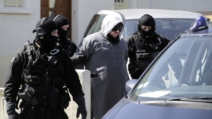 Le GIPN interpelle le leader du groupe islamiste radical Forsane Alizza, Mohamed Achamlane, &agrave; Bouguenais (Loire-Atlantique), vendredi 30 mars 2012 (JEAN-SEBASTIEN EVRARD / AFP)