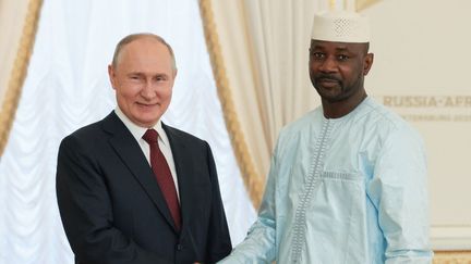 Le président russe, Vladimir Poutine, et le dirigeant malien, Assimi Goïta, le 29 juillet 2023, à Saint-Pétersbourg (Russie). (MIKHAIL METZEL / TASS HOST PHOTO AGENCY / AFP)