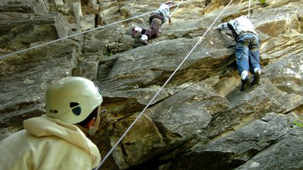 Des jeunes font de l'escalade à Pralognan-la-Vanoise (Savoie). (JEAN-PIERRE CLATOT / AFP)