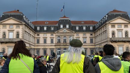 Des "gilets jaunes" dans le centre-ville du Puy-en-Velay (Haute-Loire), le 17 novembre 2018. (THIERRY ZOCCOLAN / AFP)