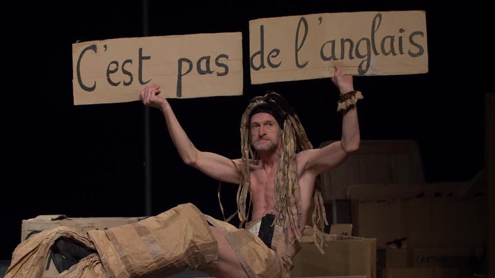 Auteur, concepteur et comédien dans " Les gros patinent bien ", Pierre Guillois en sirène cartonnée. (France 3 Auvergne)