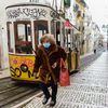 Une femme sort dans le quartier de Bairro Alto, en plein confinement, à Lisbonne (Portugal), le 18 février 2021. (GUSTAVO VALIENTE HERRERO / ANADOLU AGENCY)