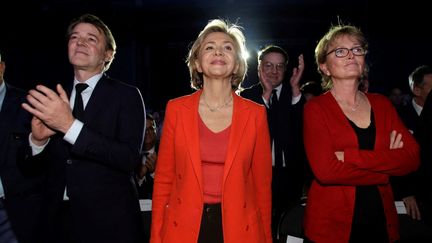 Valérie Pécresse&nbsp;entre François Baroin et Claude Chirac,&nbsp;lors du meeting de la candidate LR à Brive-la-Gaillarde, le vendredi 11 mars 2022. (PASCAL LACHENAUD / AFP)