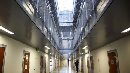 Les couloirs de la prison de la Santé, à Paris, le 24 septembre 2024. (ANNE-CHRISTINE POUJOULAT / AFP)