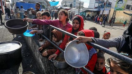 Des enfants font la queue pour obtenir de la nourriture à Rafah, dans le sud de la bande de Gaza, le 9 février 2024. (ABED RAHIM KHATIB / ANADOLU / AFP)