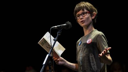 Raphaël,&nbsp;finaliste de Bourgogne-Franche-Comté et gagnant du concours "Petits Champions de la Lecture" 2021, sur la scène de la Comédie Française le 30 juin.&nbsp; (Frédéric Berthet)