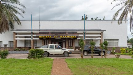 Créée en décembre 1961 dans la province du Kasaï-Oriental (centre), la société minière de Bakwanga (en abrégé Miba) est en charge de l'extraction du précieux diamant. Détenue à 80% par l'Etat congolais et à 20% par Sibeka, société de droit belge, cette entreprise publique peut se targuer d'avoir été l'"une des grandes sociétés contributrices à l'économie nationale", raconte l’AFP. Dans les années 1980, elle faisait vivre 40 000 personnes, employés et leurs familles.&nbsp; &nbsp; (MARTHE BOSUANDOLE / AFP)