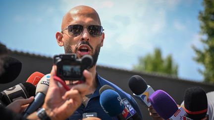 Andrew Tate devant son domicile à Bucarest, le 4 août 2023, où il était placé sous contrôle judiciaire avec son frère,  pour des accusations de délits sexuels. (DANIEL MIHAILESCU / AFP)