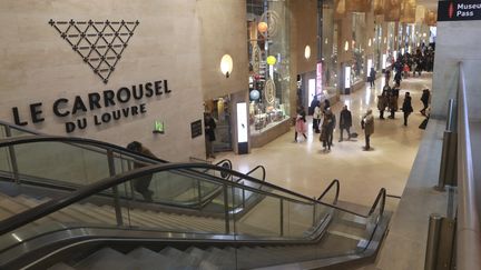 Des visiteurs dans les couloirs du Carrousel du Louvre, le 4 février 2017, à Paris. (JACQUES DEMARTHON / AFP)