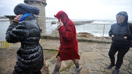 Parall&egrave;lement,&nbsp;le c&eacute;l&egrave;bre anticyclone des A&ccedil;ores "ne joue pas son r&ocirc;le de protecteur". "Il laisse rentrer toutes perturbations sur l'Europe. C'est ce qui favorise &agrave; la fois des temp&eacute;ratures douces, de la pluie, du vent...", r&eacute;sume notre expert.&nbsp; (FRANK PERRY / AFP)