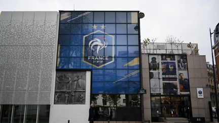 La Fédération française de football lance une enquête interne, jeudi 8 juin, après les accusations de "harcèlement moral et sexuel" émises par un ancien arbitre. (MAGALI COHEN / AFP)