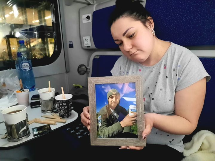 Aliona, une des passagères du train de nuit jusqu'en Ukraine, montre la photo de son frère qu'elle va enterrer à Kiev. (AGATHE MAHUET / RADIO FRANCE)