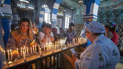 Les pèlerins participent à un pèlerinage juif annuel à la synagogue El Ghriba, le plus ancien monument juif construit en Afrique, sur l'île tunisienne de Djerba le 22 mai 2018.&nbsp; (YASSINE GAIDI / ANADOLU AGENCY)