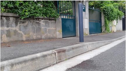 Preuves de l'accident, les deux traces de sang sur le trottoir.&nbsp; (FRANCE BLEU OCCITANIE / BENEDICTE DUPONT)