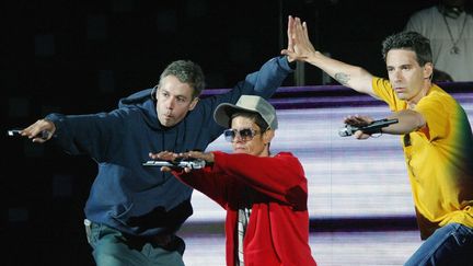 Les Beastie Boys (Adam Yauch, Mike D et Ad-Rock) sur scène à Irvine (Californie, Etats-Unis), le 12 juin 2004. (FRAZER HARRISON / GETTY IMAGES NORTH AMERICA)