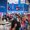 La foule se presse dans le megastore des JO de Paris 2024, installé sur les Champs-Elysées, le 21 juillet 2024. (KEVIN VOIGT / GETTY IMAGES EUROPE)