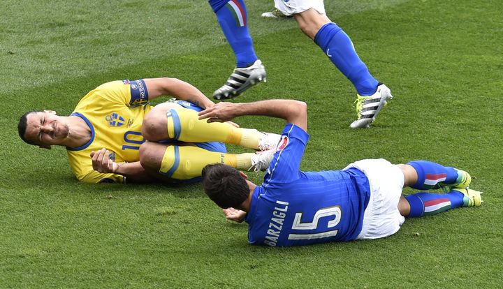 Zlatan Ibrahimovic au sol après un choc avec Andrea Barzagli, vendredi 17 juin 2016 à Toulouse (Haute-Garonne), lors des poules de l'Euro. (PASCAL PAVANI / AFP)