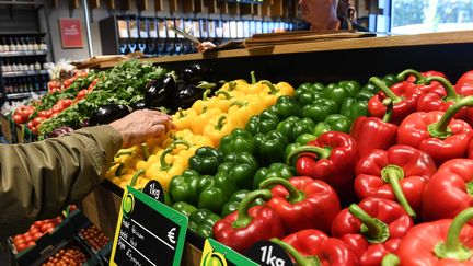 Rayon fruits et légumes d'une enseigne de la grande distribution. (DENIS CHARLET / AFP)