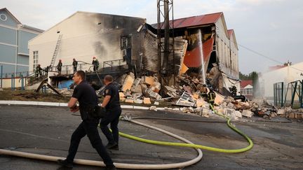 Des pompiers éteignent un incendie après une attaque de missiles à Kiev, en Ukraine, le 2 septembre 2024. (ANATOLII STEPANOV / AFP)