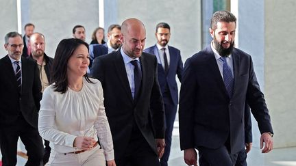 Le ministre des Affaires étrangères, Jean-Noël Barrot (au centre), et son homologue allemande, Annalena Baerbock (à gauche), marchant avec le nouveau dirigeant syrien, Ahmad al-Chareh, le 3 janvier 2025. (SANA)