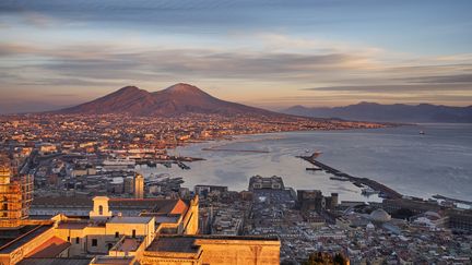 Italie. Vue panoramique de Naples et du Vésuve au coucher du soleil. (Illustration) (NICO DE PASQUALE PHOTOGRAPHY / MOMENT RF / GETTY IMAGES)