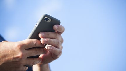 Le smartphone fait partie des&nbsp;supports préférés des Français pour la lecture d'e-books. (MACIEJ LUCZNIEWSKI / NURPHOTO)