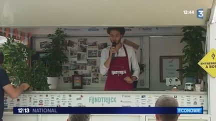 À Bordeaux (Gironde), de jeunes entrepreneurs ont participé au premier Fundtruck, un concours national itinérant créé il y a trois ans pour promouvoir les start-up. L'occasion pour un entrepreneur de rencontrer un investisseur. (FRANCE 3)